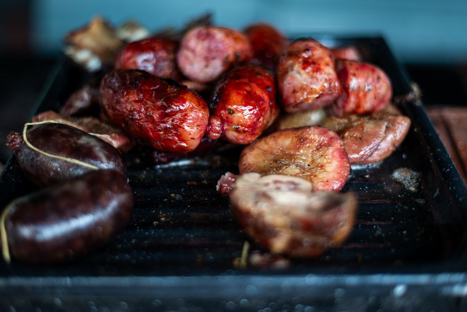 Spanyol fabada asturiana – asztúriai füstölt húsos bableves – fabada asturiana cooking clay pot chorizo morcilla