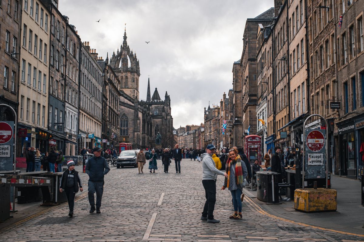 Unde te cazezi în Edinburgh - Old Town - zi aglomerată pe Royal Mile