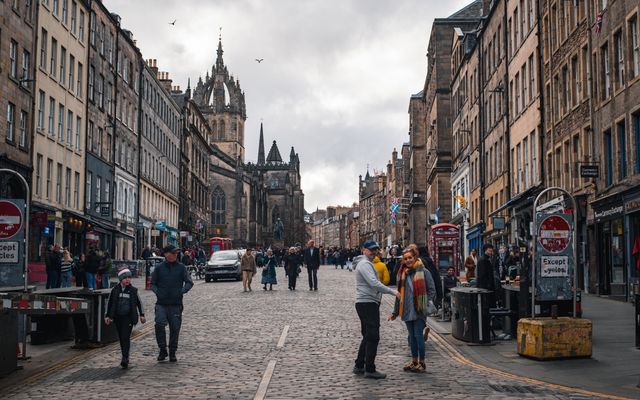 Photo: Oleksiy Yeshtokyn,🌻🇺🇦🌻 on Pexels A lively day on the Royal Mile in Edinburgh, showcasing architecture and bustling city life.