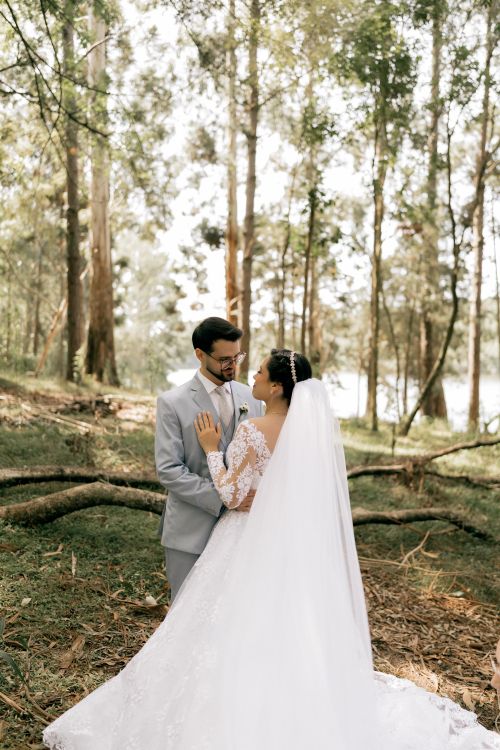 Free A romantic moment between a bride and groom in a tranquil forest setting, capturing their love and joy. Stock Photo