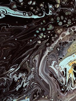 迷人的抽象流体艺术，通过旋转的深色与浅色，创造出迷人的纹理