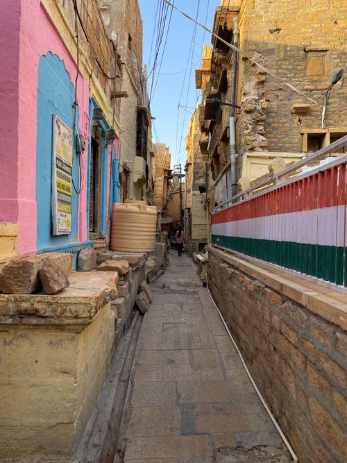 Free Colorful narrow alleyway in Jaisalmer, Rajasthan, showcasing traditional architecture and vivid painted walls. Stock Photo