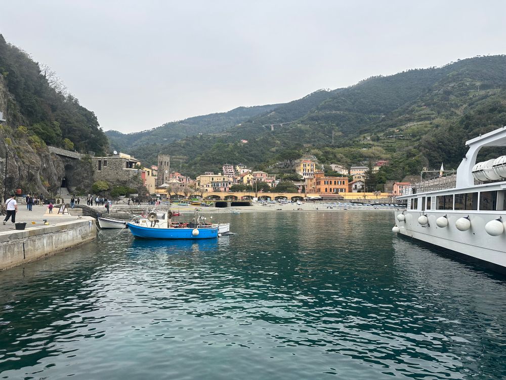 Monterosso al Mare, cu bărci, coastă și clădiri colorate