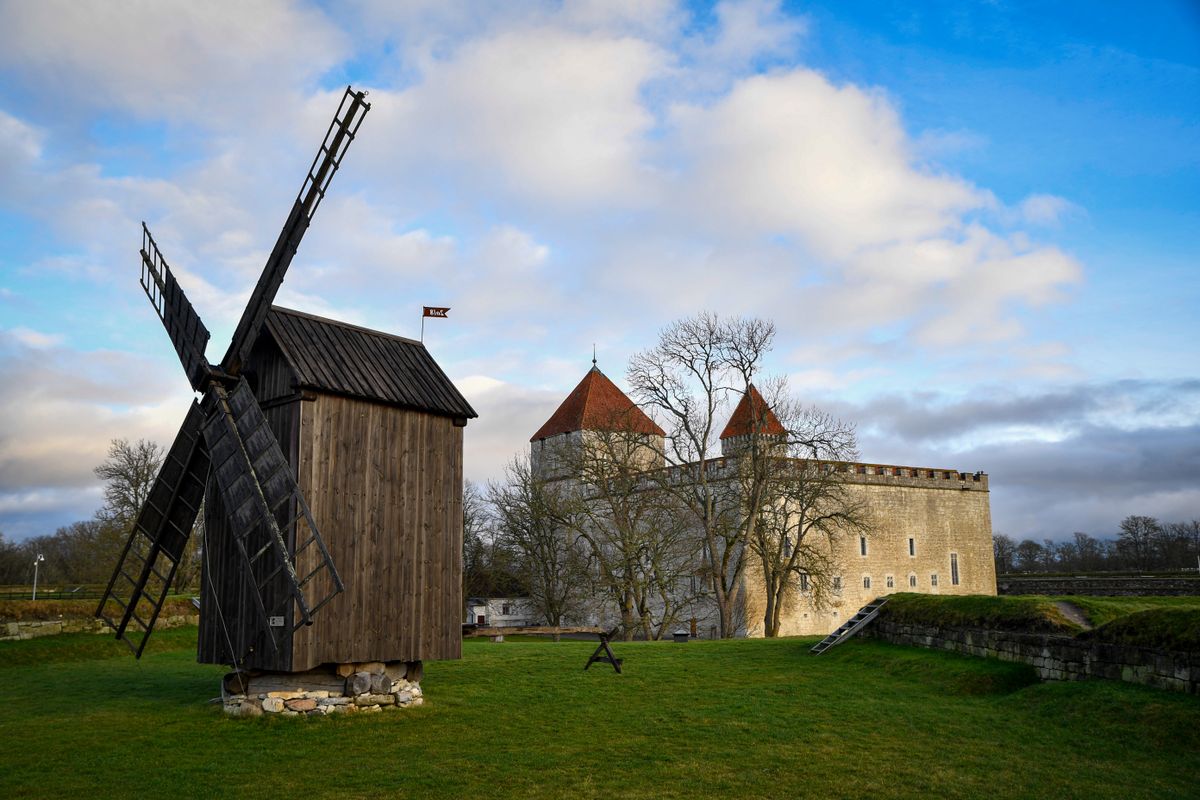 Castelul din Kuressaare cu o moara de vant alaturi