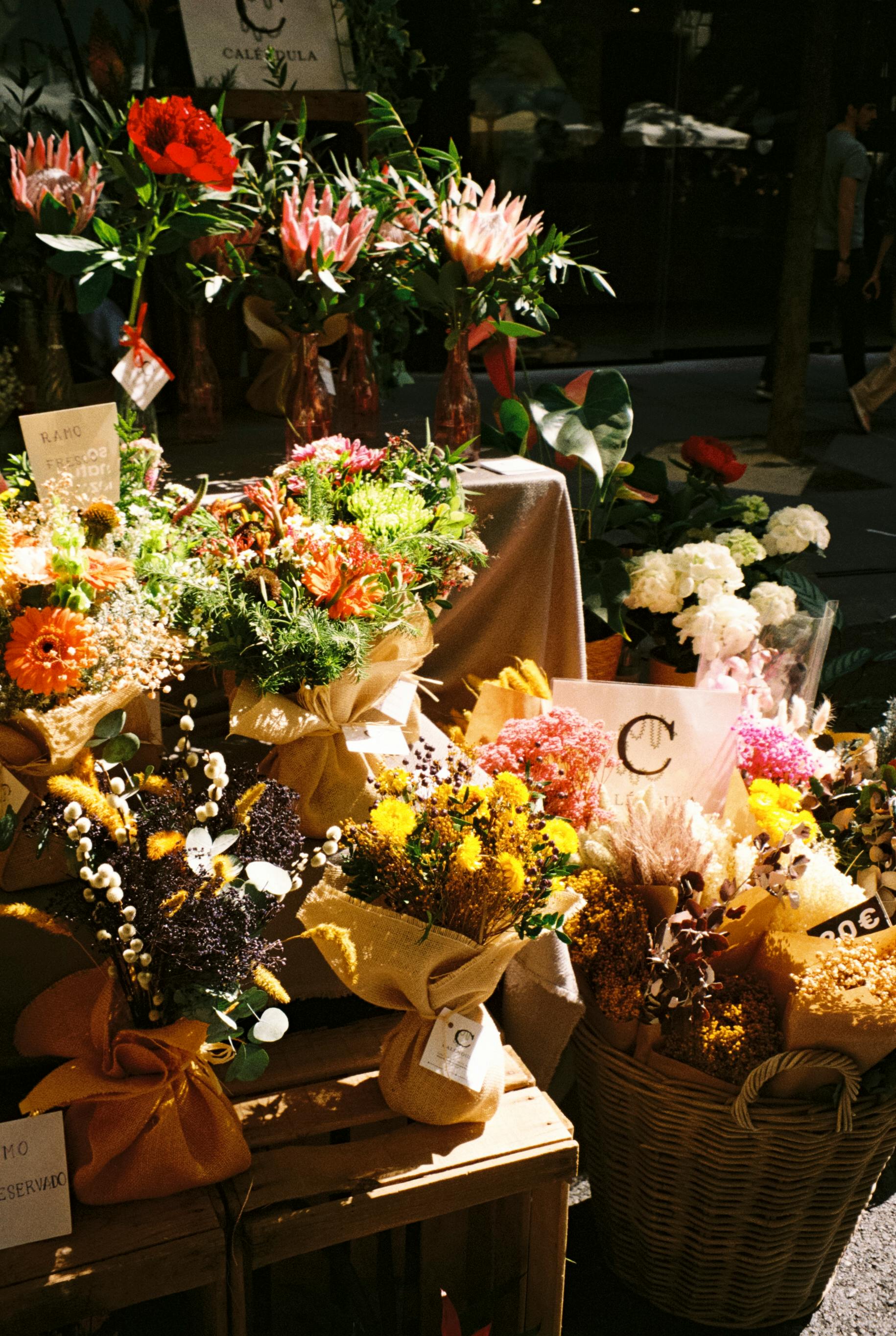 [ColoSach]-sunlit-flower-market-with-diverse-bouquets-in-warm-colors.