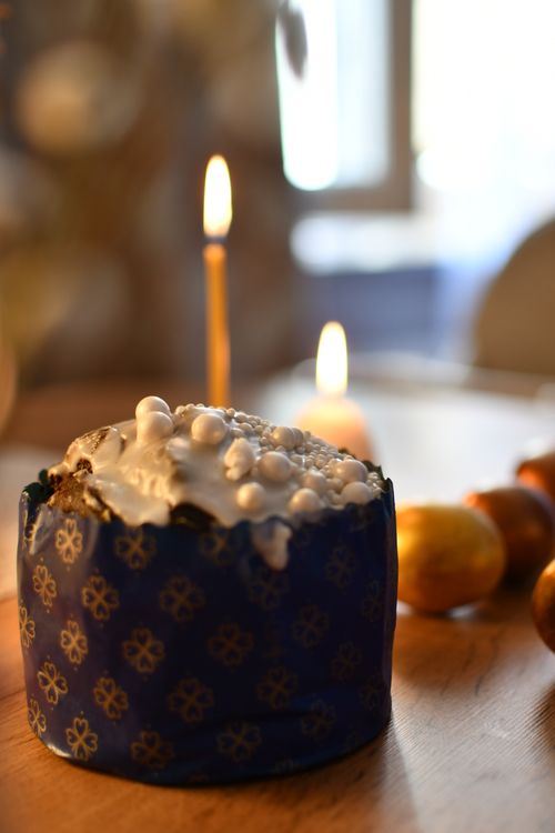 Free A beautifully decorated cake with a candle, perfect for holiday celebrations. Stock Photo