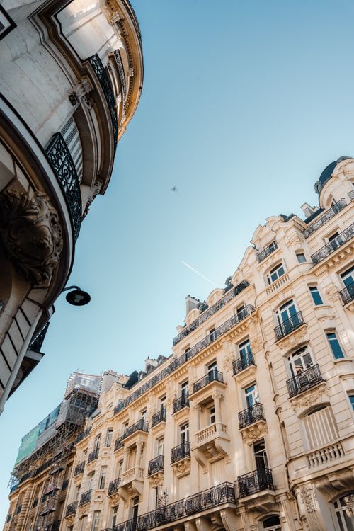 Free Captivating view of Parisian buildings with classic architecture and clear blue sky. Stock Photo