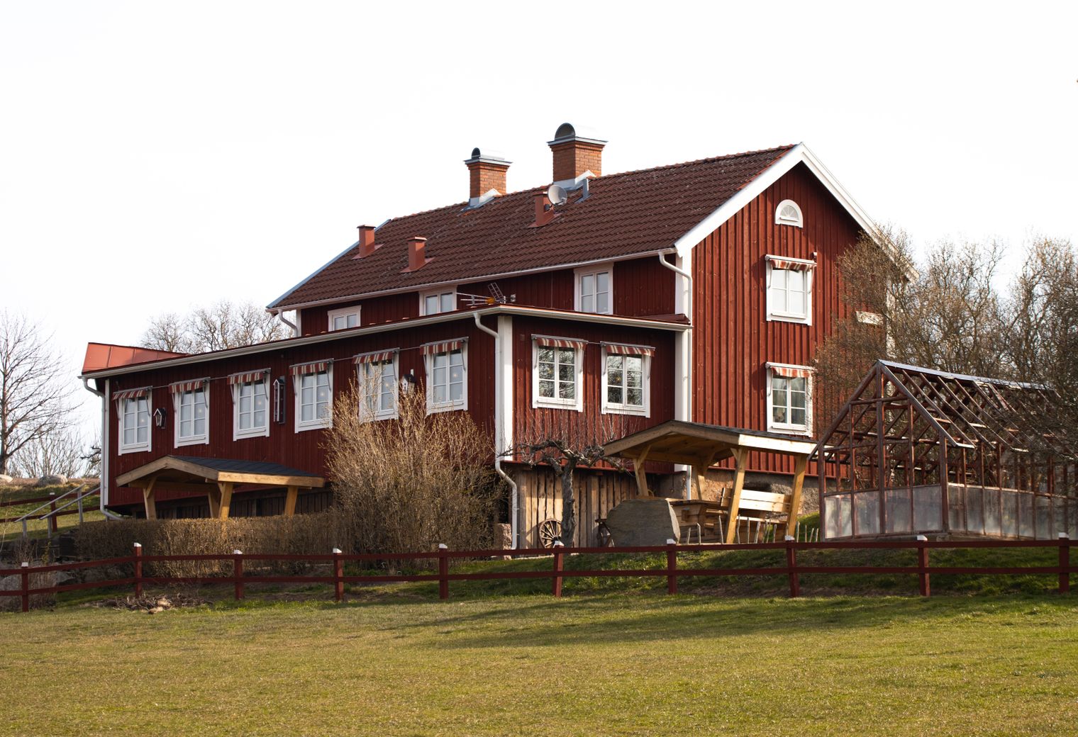 Edgcott — professional movers carrying furniture on a house move