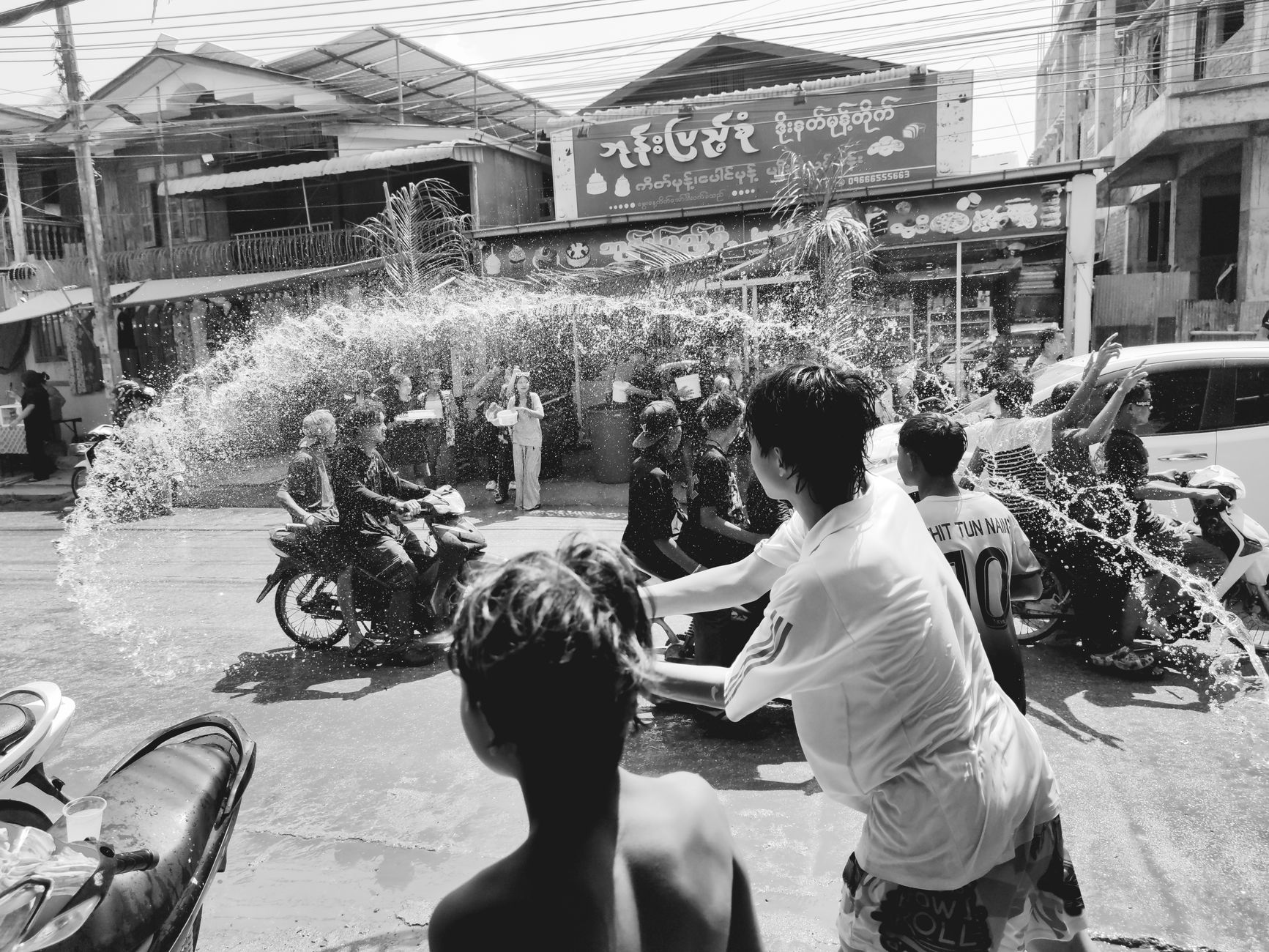 ក្រុមអ្នកលេងបាល់ទាត់វ័យក្មេងអនុវត្តការបញ្ជូនបាល់ជញ្ជាំងនៅលើទីលានស្មៅ