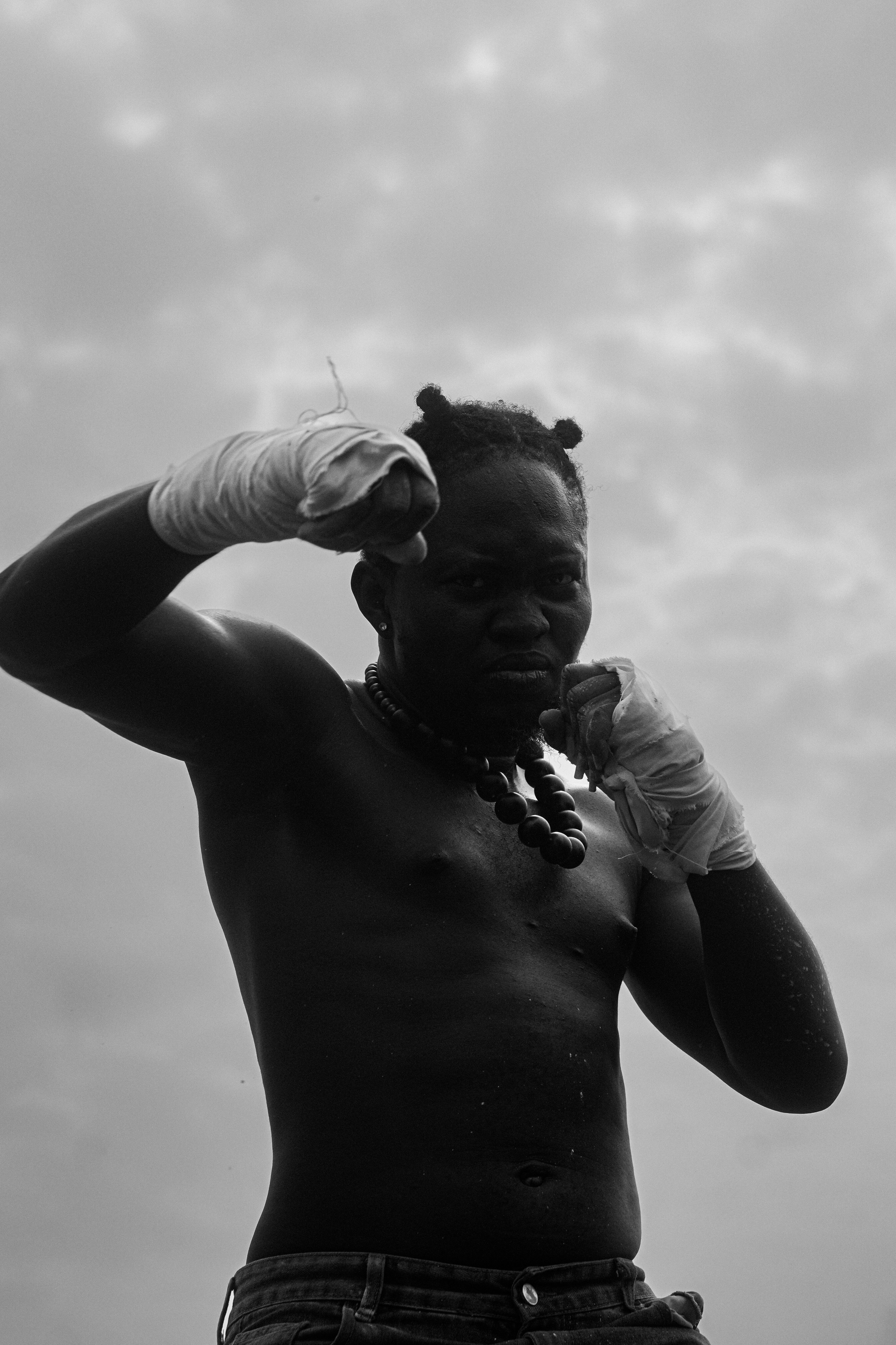 Fotomural Retrato dinámico en blanco y negro de un boxeador en movimiento, que exuda fuerza y enfoque.