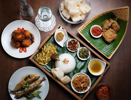 Free A top-down view of an assortment of Indonesian dishes served on a traditional banana leaf tray. Stock Photo
