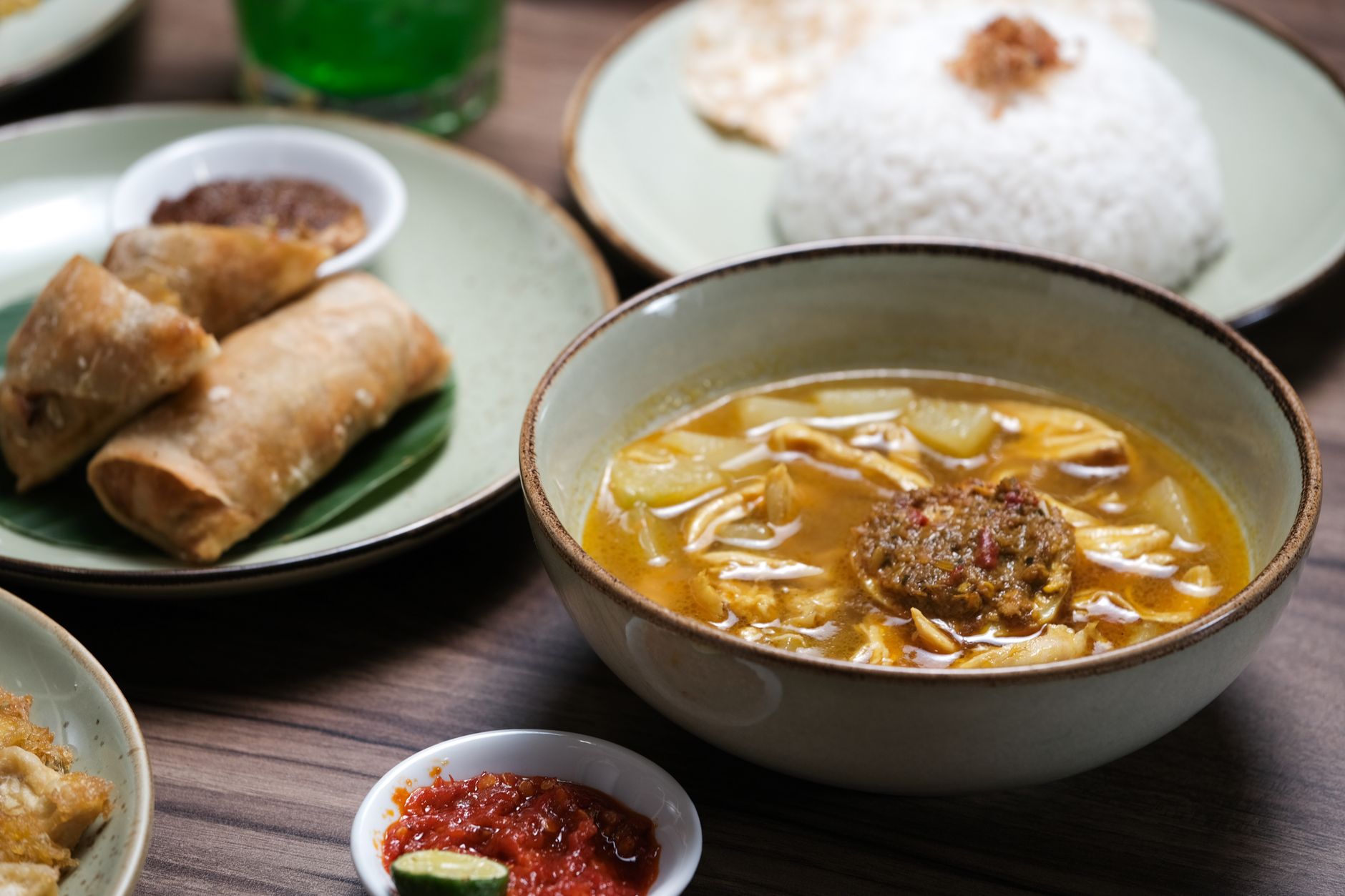 Sopa casera Tazón de sopa casera humeante con vegetales frescos.