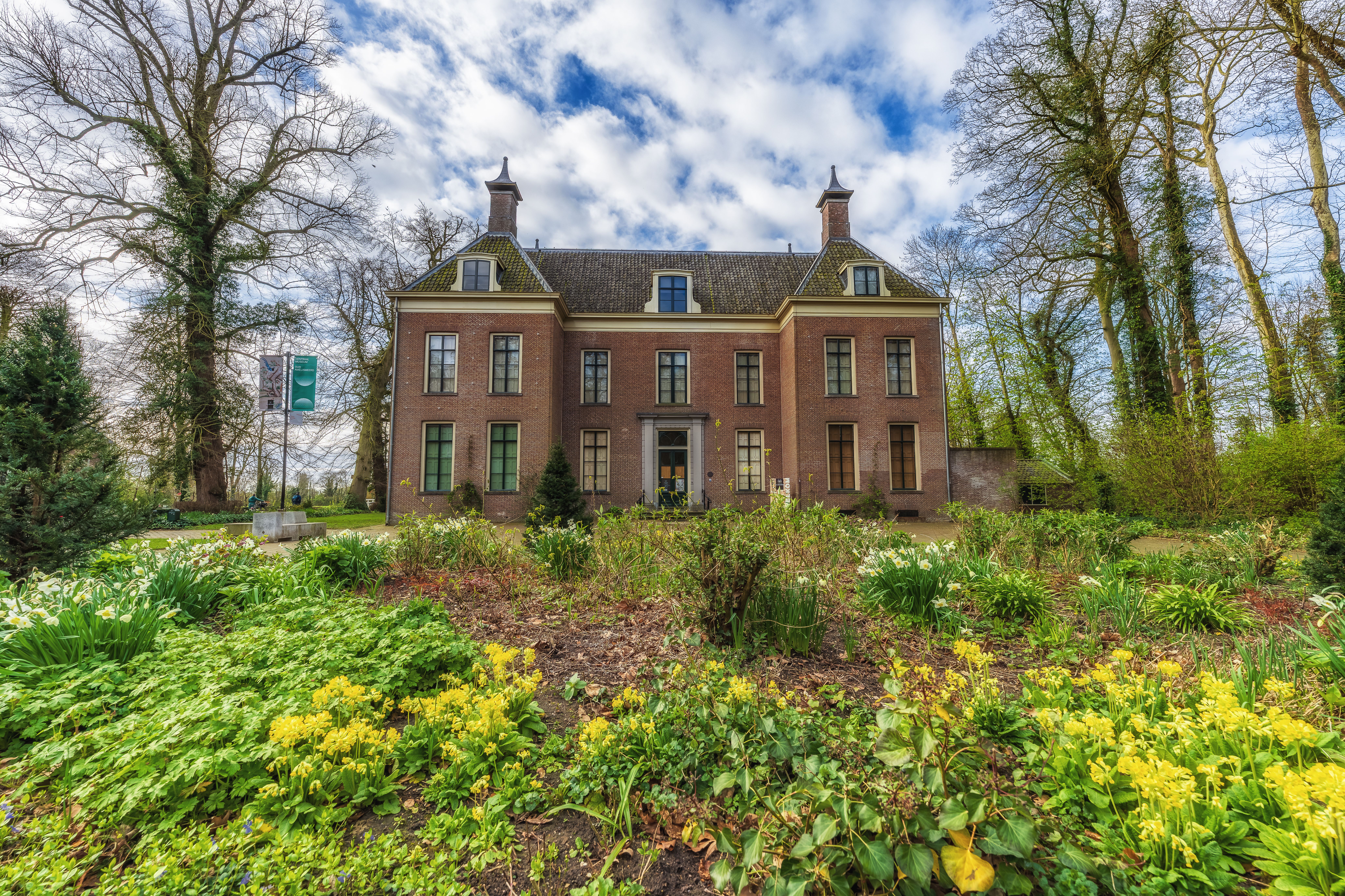 Tour the Botanische Tuinen and Fort Hoofddijk