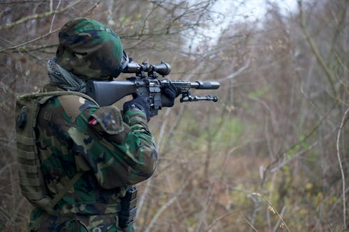 Hombre, En, Camuflaje, Ejército, Uniforme, Tenencia, Rifle