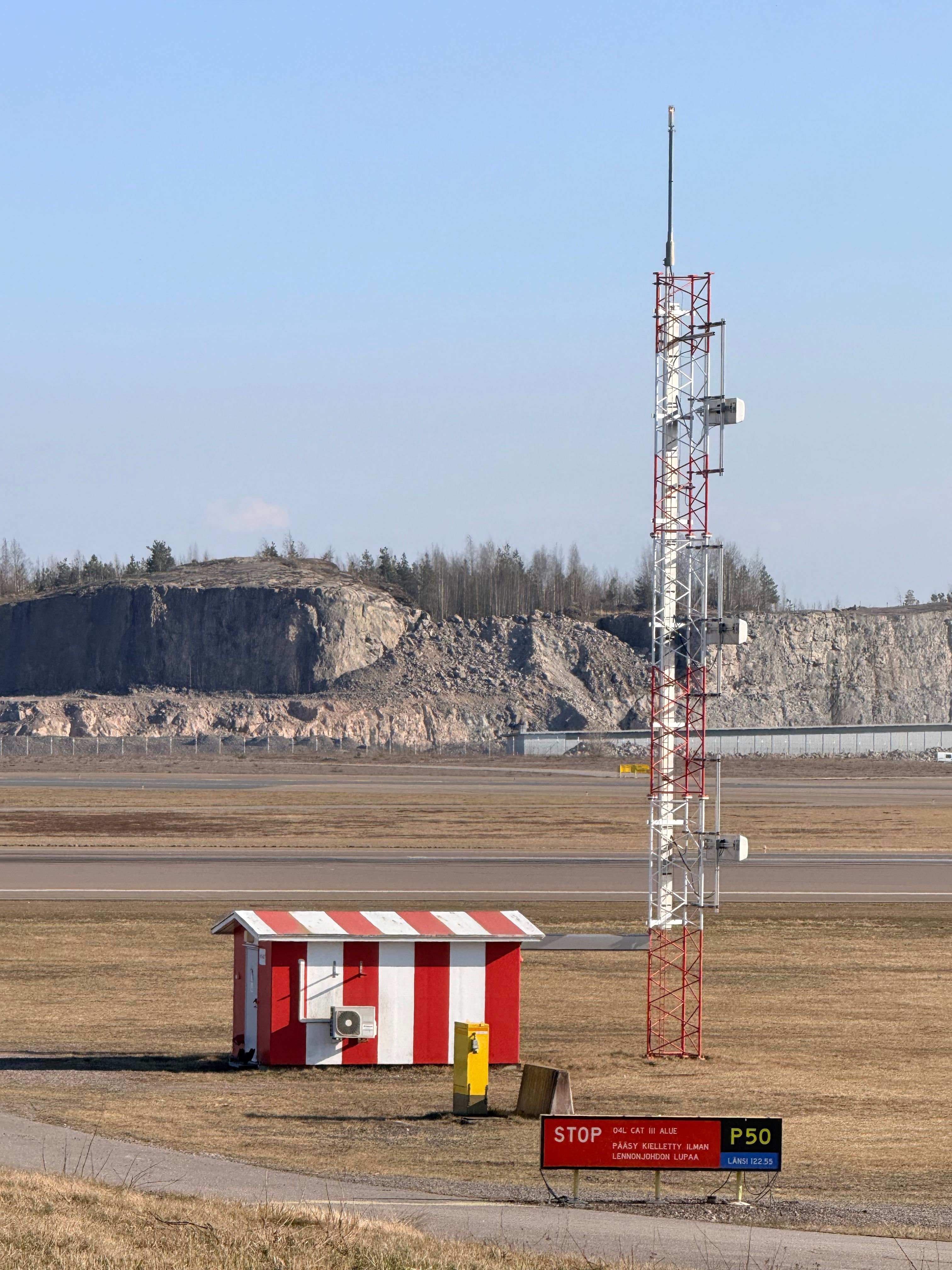 Kostnadsfria Rött och vitt kommunikationstorn med litet skjul på Vantaa flygplats, Finland. Stock foto