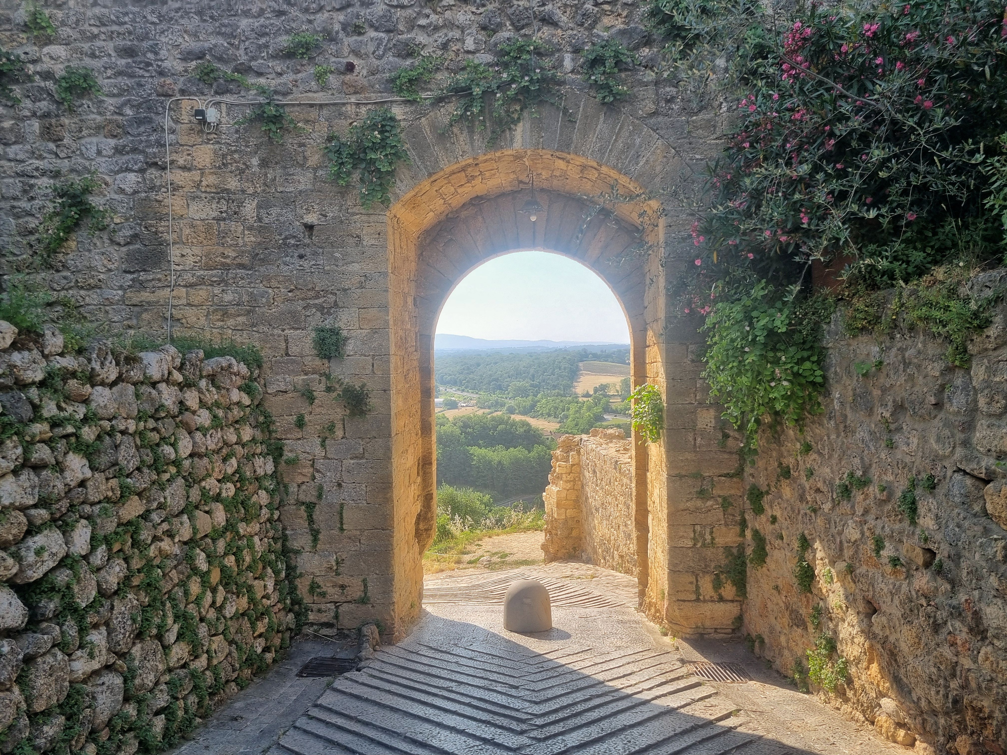 Monteriggioni visto a través de un arco de su muralla