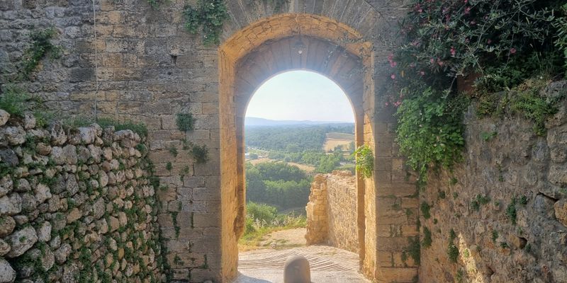 Monteriggioni visto a través de un arco de su muralla