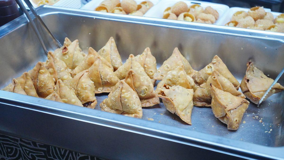 Tray of freshly made samosas (Graduation/Convocation Catering in Vellore)