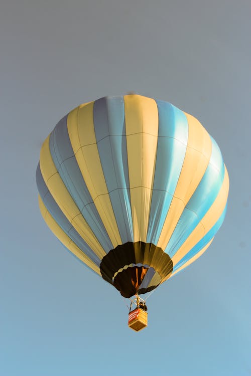 Niebieski I żółty Balon Na Gorące Powietrze