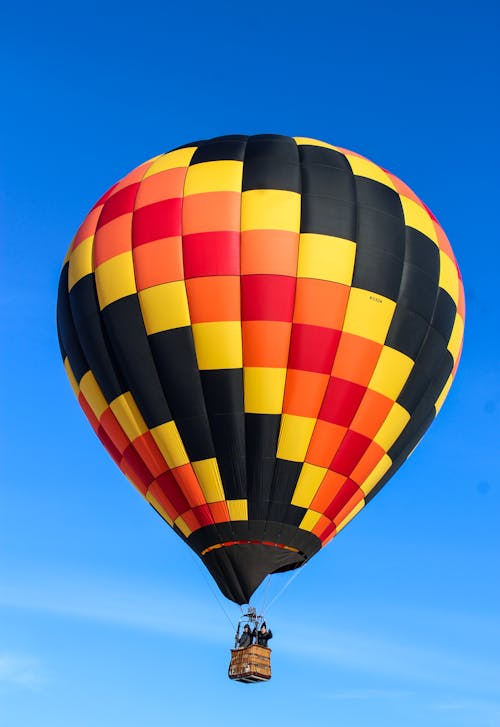 カラフルな熱気球の飛行