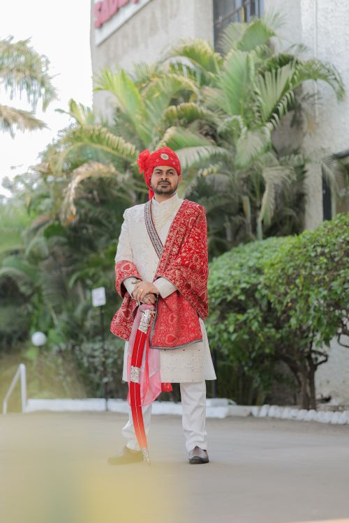 Free Indian groom in ornate traditional outfit for a cultural wedding. Stock Photo