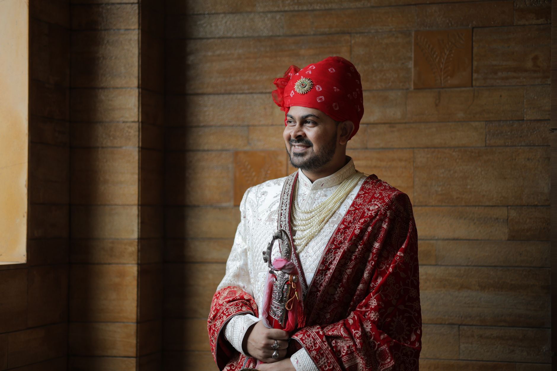 Portrait of an Indian groom in ornate traditional attire capturing cultural elegance.