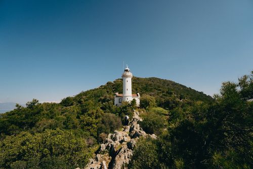 Free Scenic view of Gelidonya Lighthouse surrounded by lush greenery under clear blue skies in Antalya, Türkiye. Stock Photo