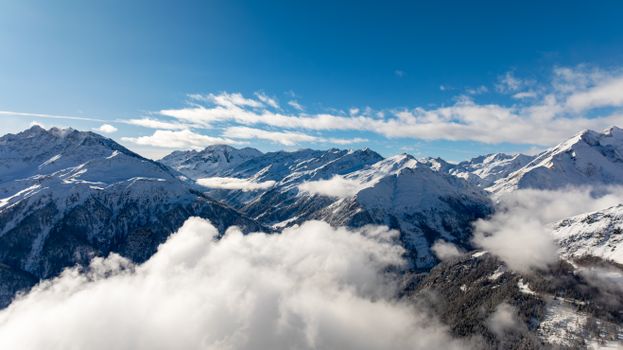 A breathtaking view of snow-capped mountains under a clear blue sky in Rakousko.