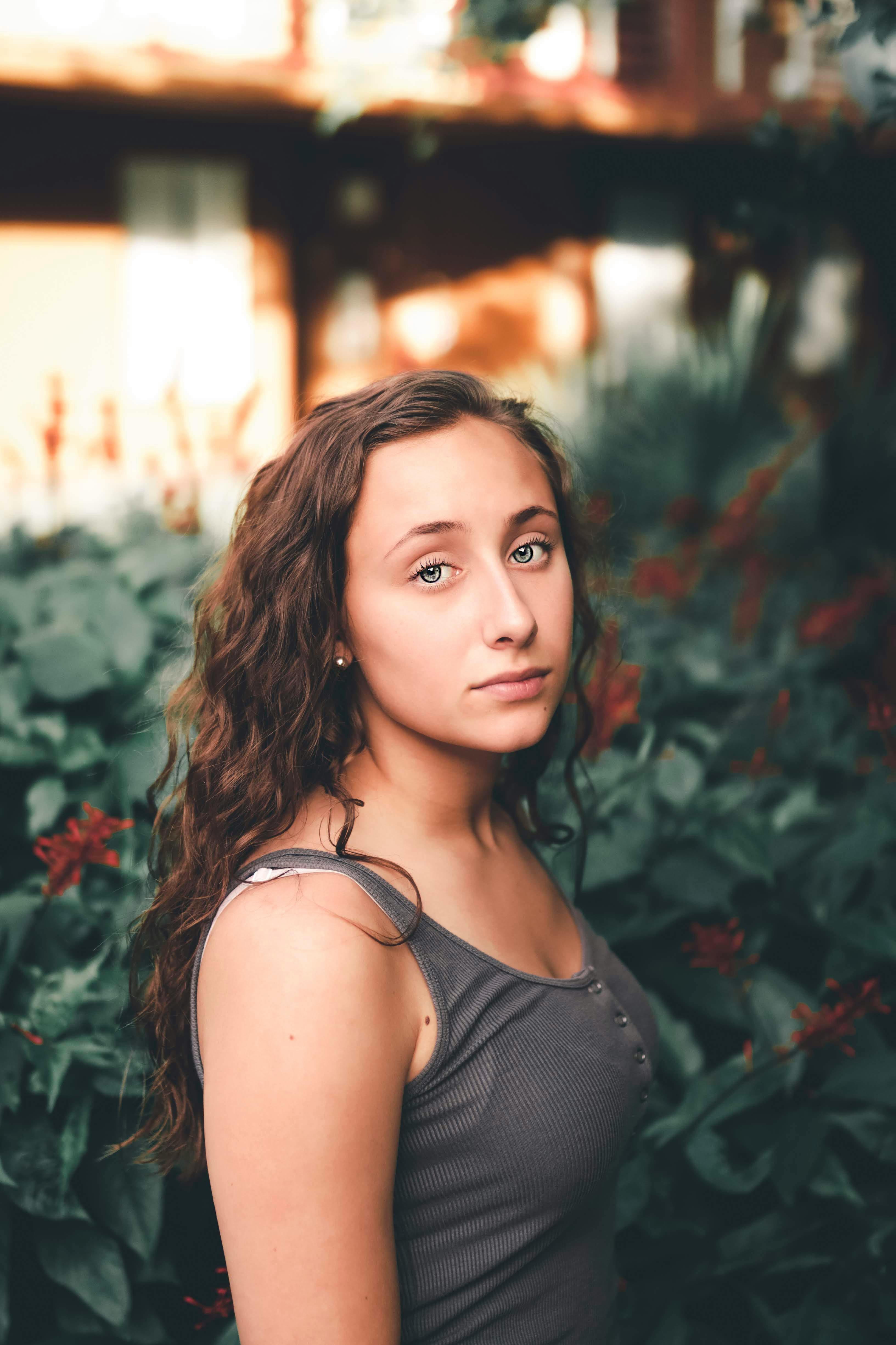 一位卷发年轻女子在自然户外环境中的肖像