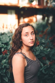 一位卷发年轻女子在自然户外环境中的肖像