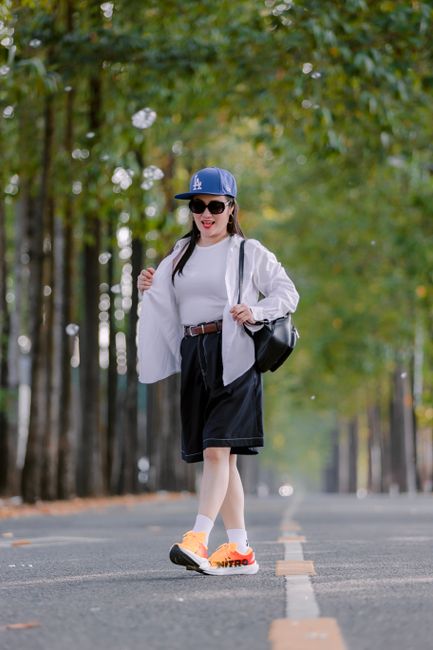 Blue cap and orange sneakers, a comfy fit for walking around outside 🧡
#styleoftheday #white #cap #sneakers
