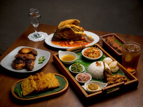 A vibrant spread of traditional Indonesian dishes in Jakarta, showcasing rich culinary traditions. - Fotografer Sidoarjo