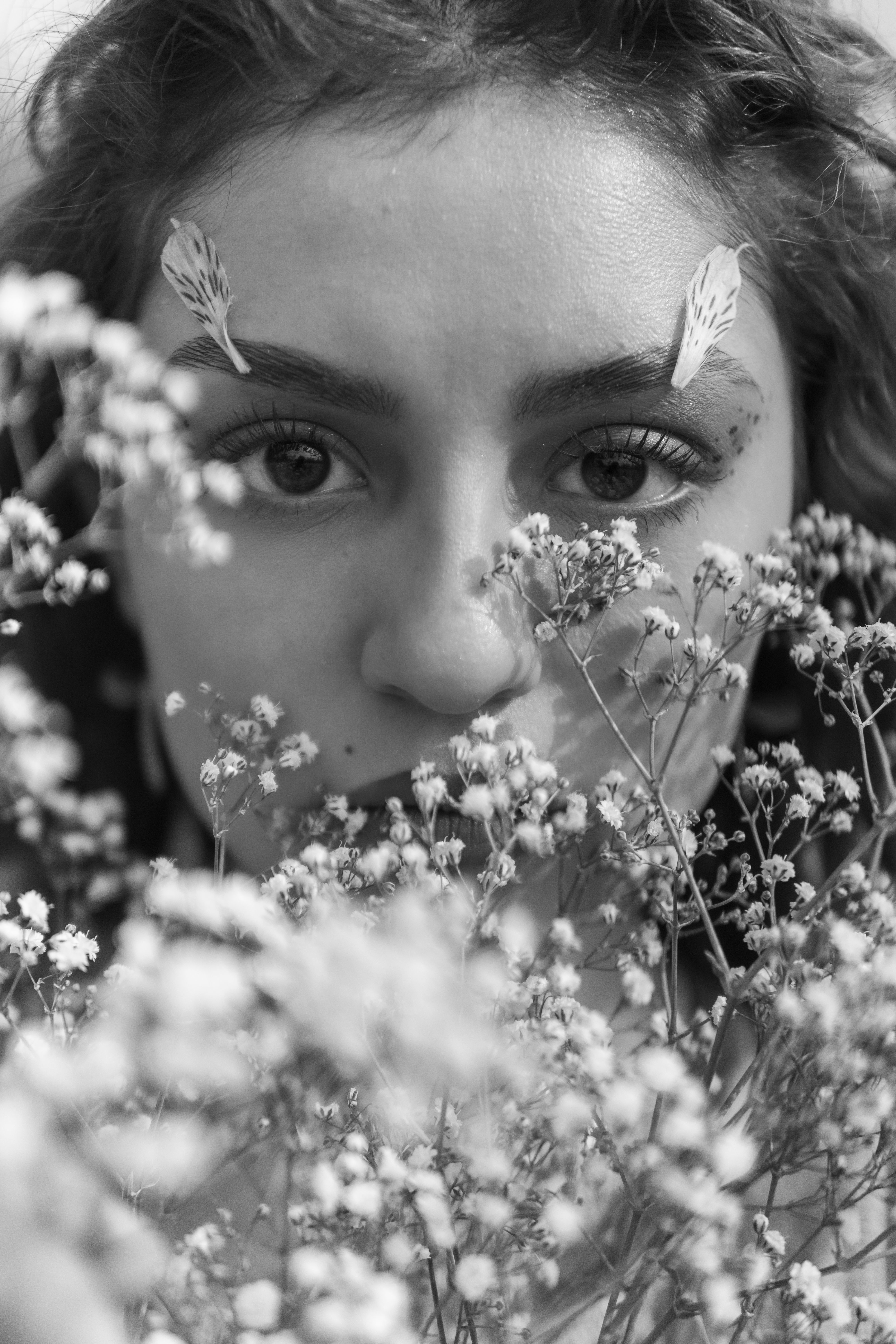 Fotomural Un dramático retrato en blanco y negro de una mujer con maquillaje floral en Ciudad de México.