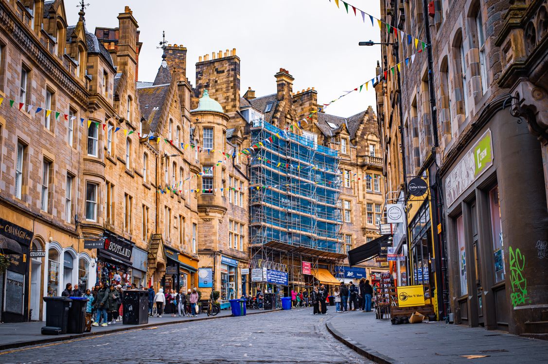Vibrant Street Scene in Edinburgh, Scotland · Free Stock Photo