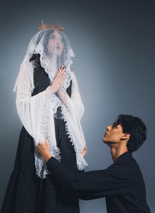 Free Elegantly dressed couple in traditional attire with emotional expressions, perfect for cultural themes. Stock Photo