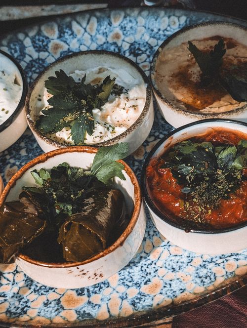Gratis Una colorata varietà di meze turche con erbe aromatiche e spezie disposte su un piatto decorativo a Istanbul, in Turchia. Foto a disposizione