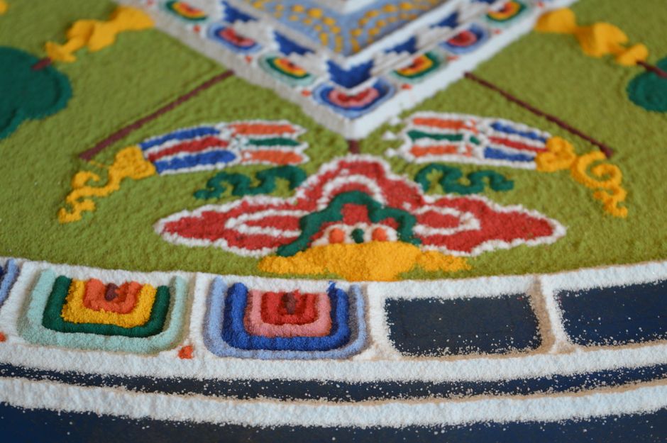 Mandala-motief tapijt in serene ontspanningsruimte. Mandala-motief tapijt in serene ontspanningsruimte.