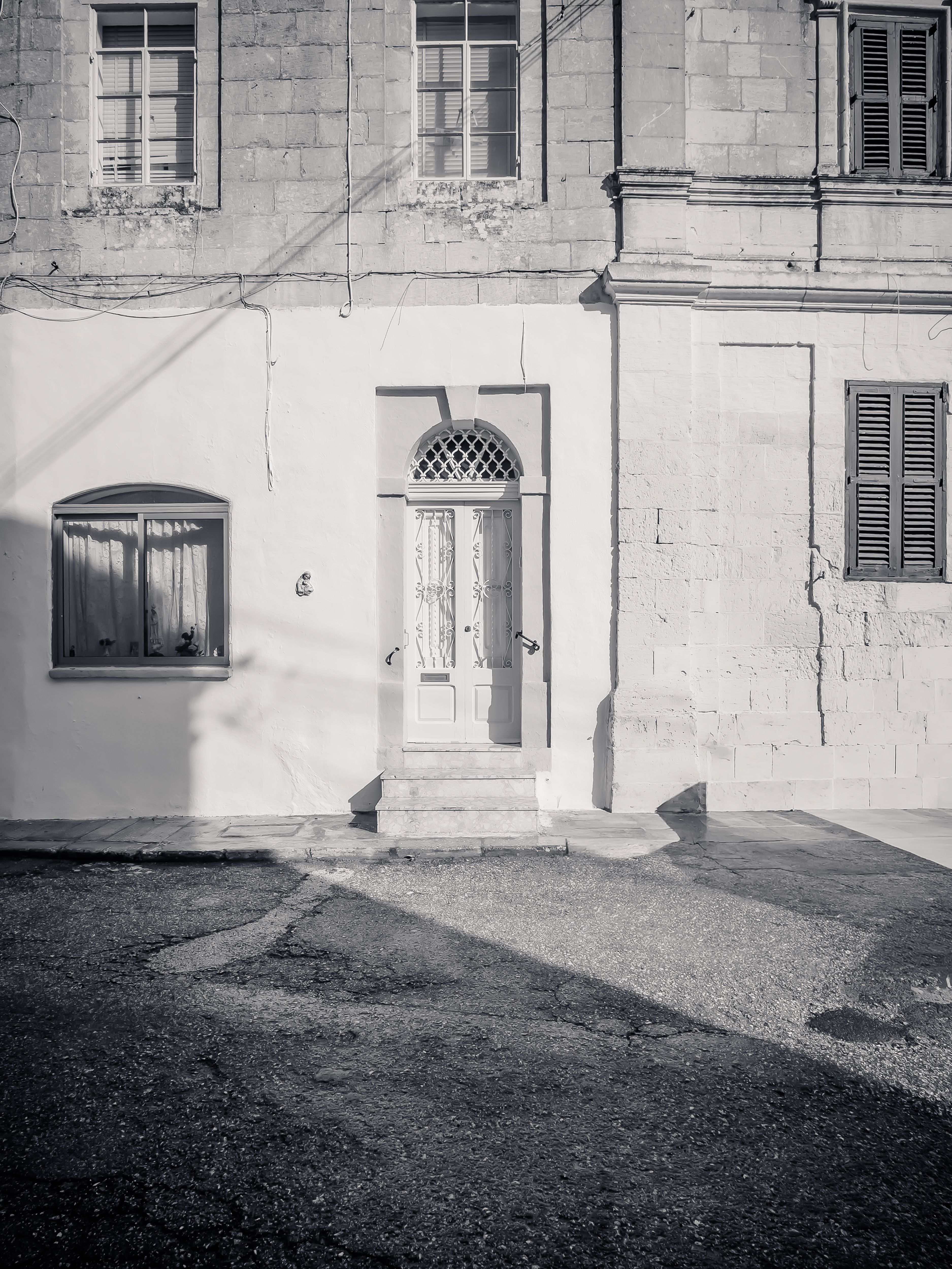 Fachada De Un Edificio Histórico De Piedra En Blanco Y Negro. · Foto de ...