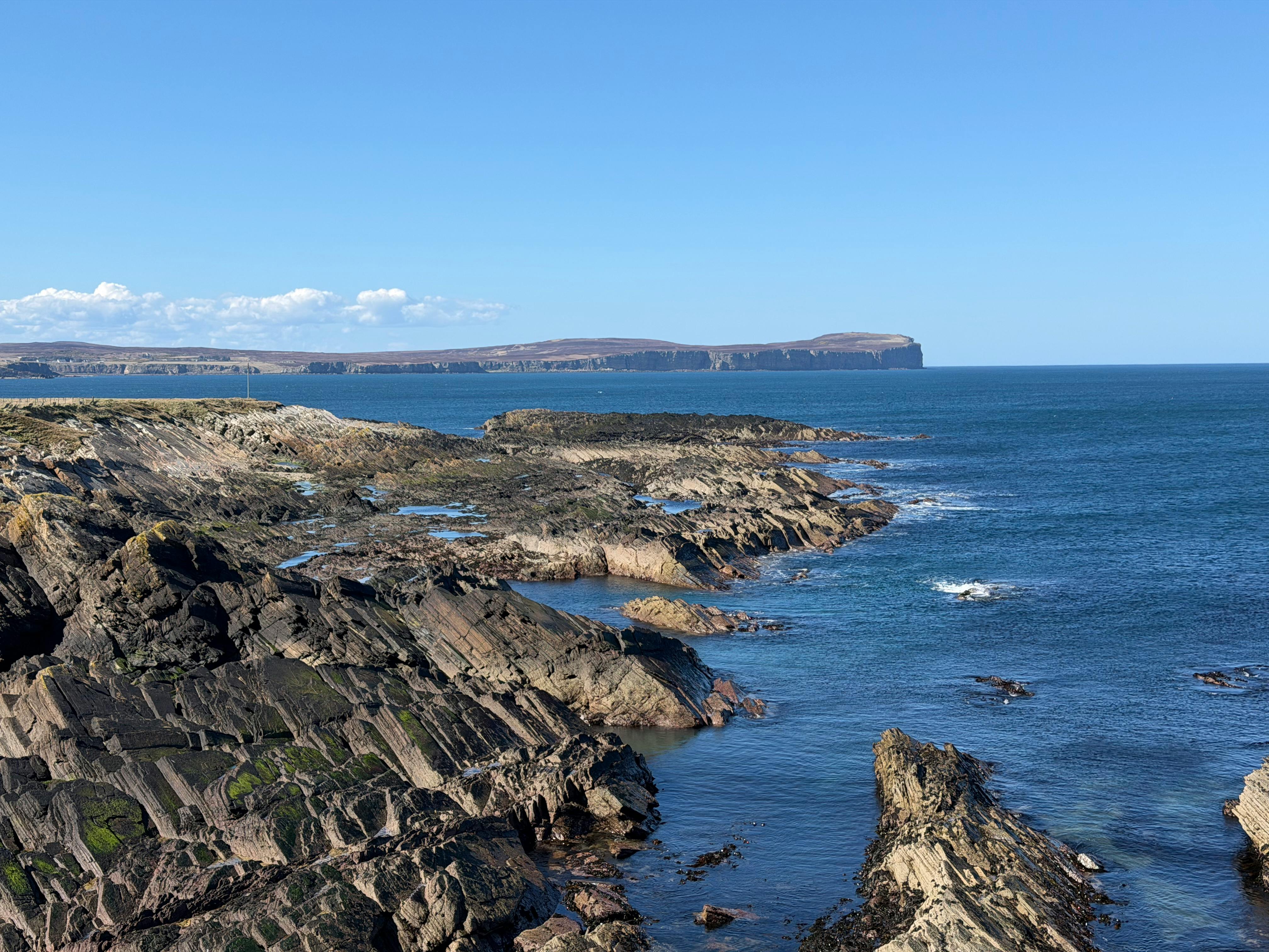 Les falaises maritimes et les prairies du littoral des Orcades, en plein jour
