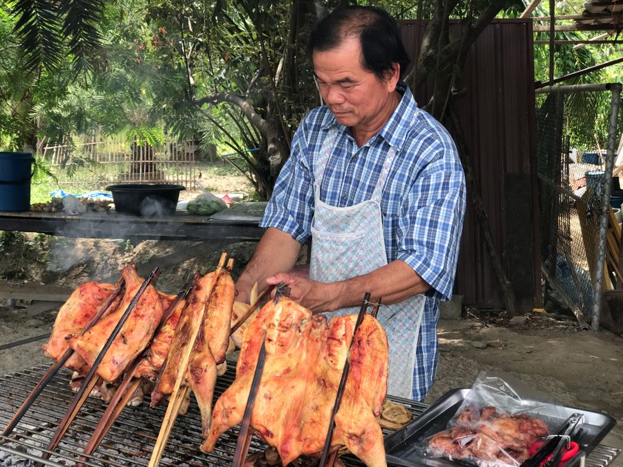 ร้านไก่ย่างย่างบนเตาถ่านยาว
