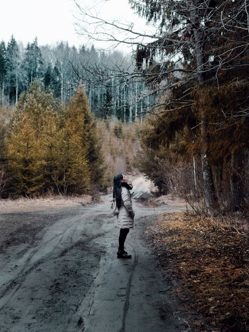 Donna In Piedi Sulla Strada A Guardare Gli Alberi