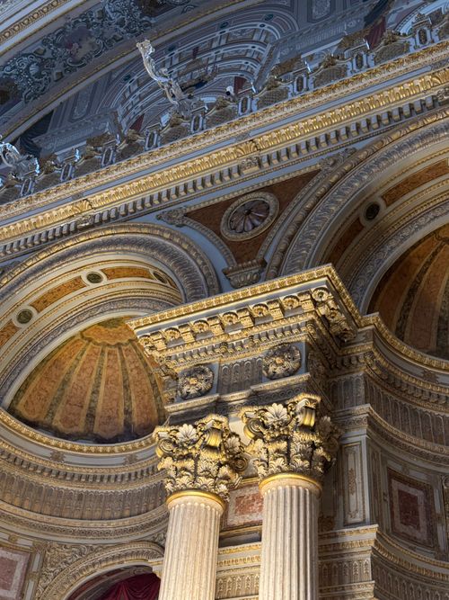 Free Detailed view of the intricate architectural design inside a historical building in Istanbul, Türkiye. Stock Photo