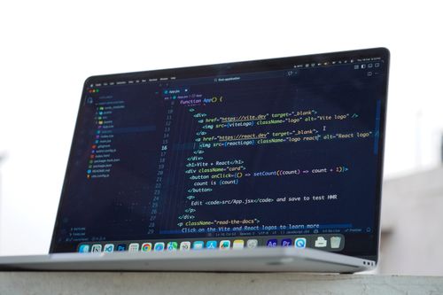 De franc Un desenvolupador programa en un ordinador portàtil a l'aire lliure, mostrant el desenvolupament web modern a Surat, Índia. Foto d'estoc