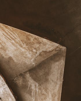 一幅强调纹理的破裂、染色混凝土天花板抽象图像