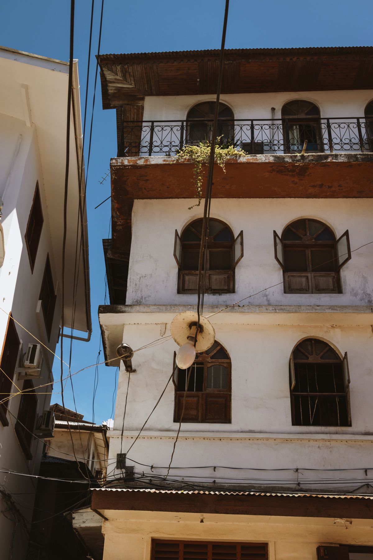 Stone Town - fațadă istorică de clădire cu arhitectură tradițională swahili