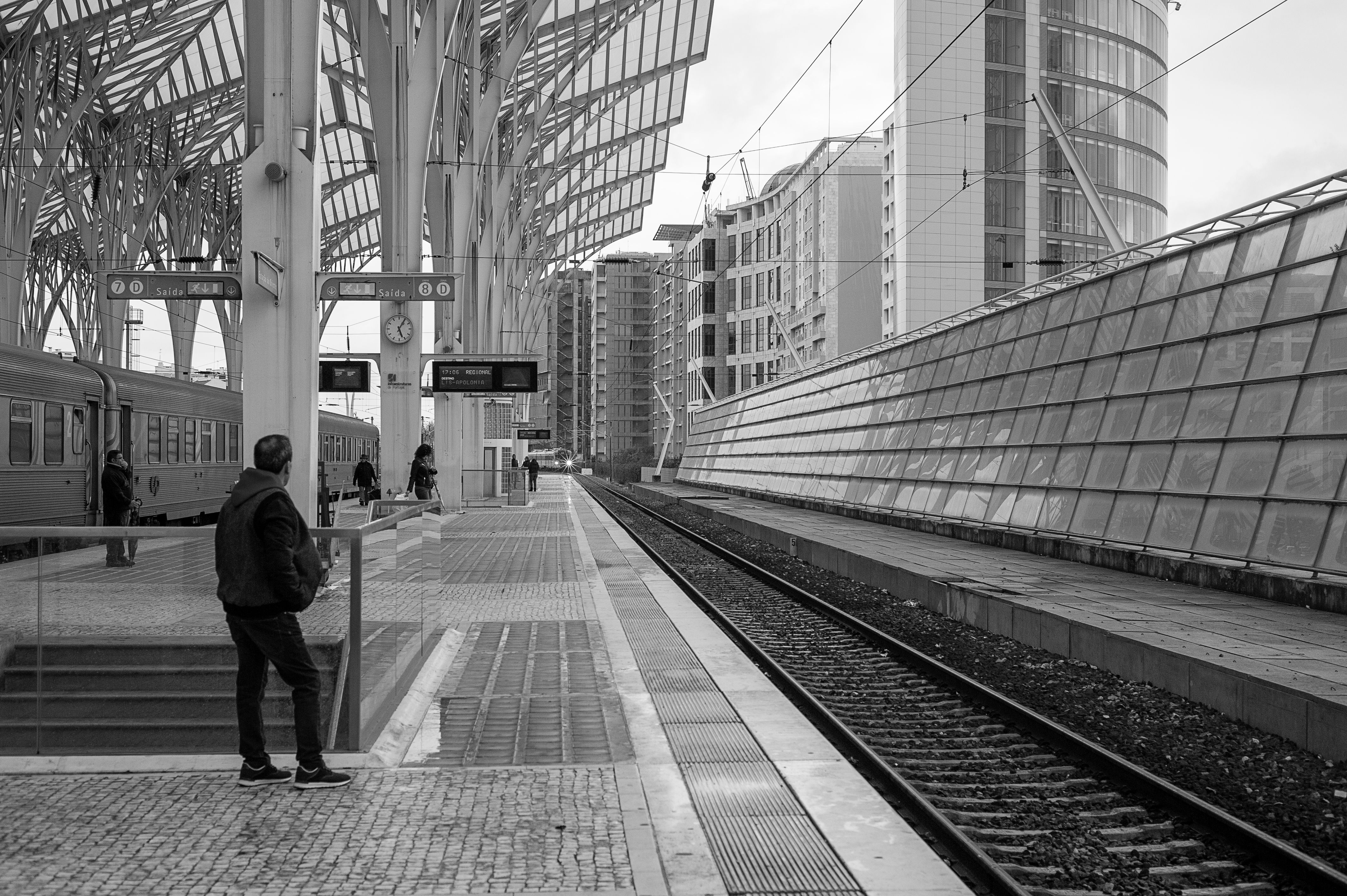 Moderner Zug am Bahnhof Lissabon Oriente mit Passagieren