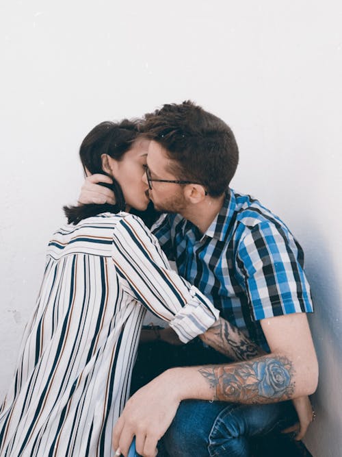 Free Uomo In Blu E Bianco Plaid Button Up Shirt Kissing Woman Stock Photo