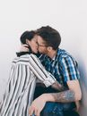 一对年轻夫妇在白色背景下浪漫拥吻，亲密而深情