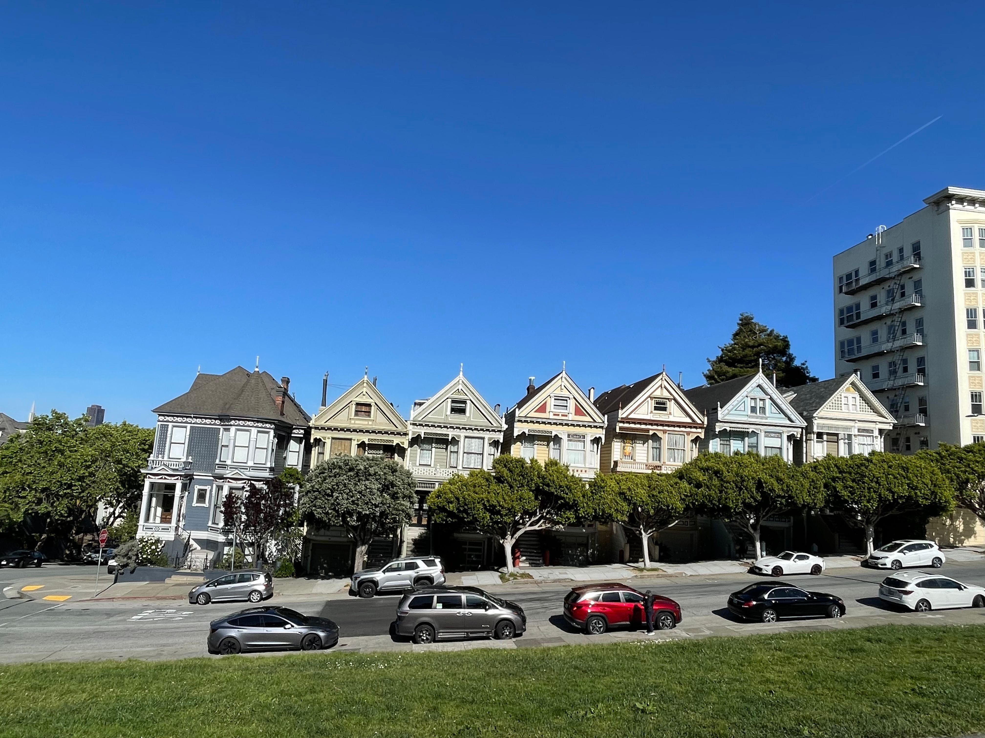 Airbnb adds hotels, car rentals. Chesky says app can become an 'Amazon for services' — Photo by Alex Romo on Pexels