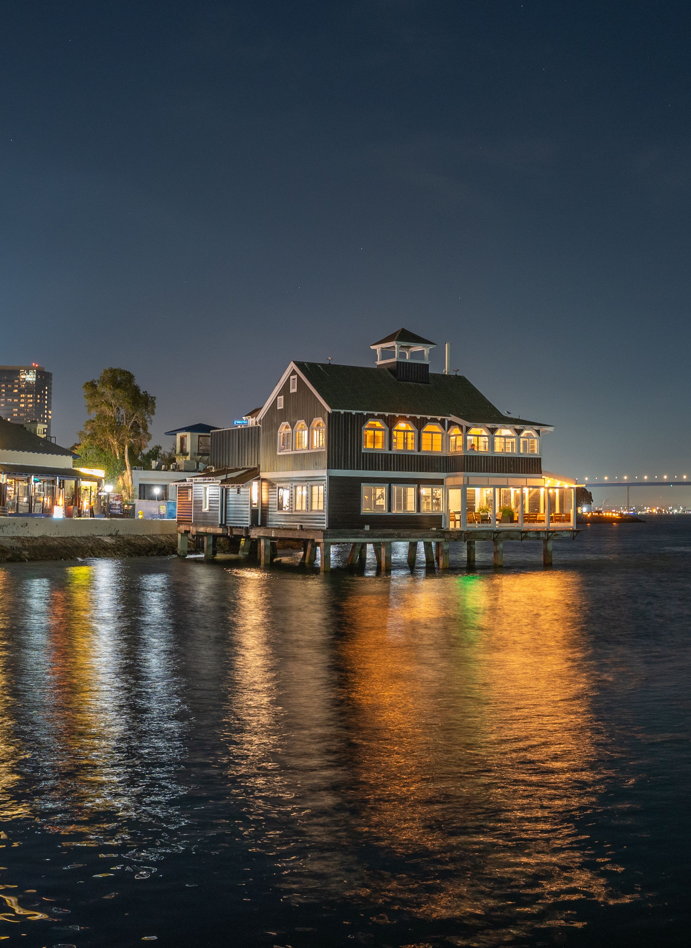Nightscape of San Diego's Seaport Village Restaurant · Free Stock Photo